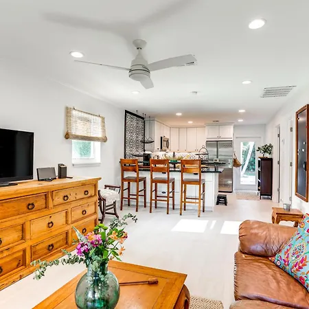 Vibrant North Palm Beach Home About 2 Mi To Beach!